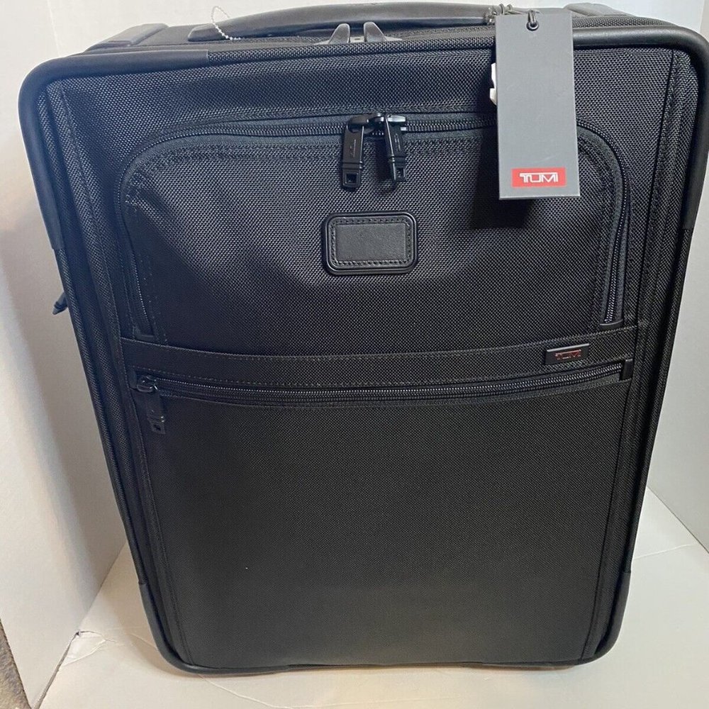 Tumi Alpha 2 International Expandable 22" 2 Wheeled Carry-On Luggage NWT - Picture 4 of 10